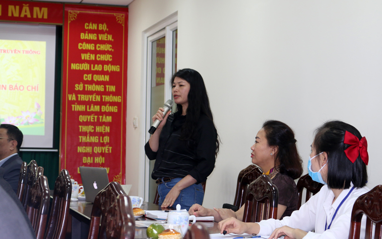 Các nhà báo đặt câu hỏi tại hội nghị
