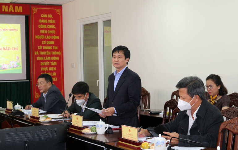 Đại diện lãnh đạo các sở, ngành trả lời các câu hỏi của nhà báo