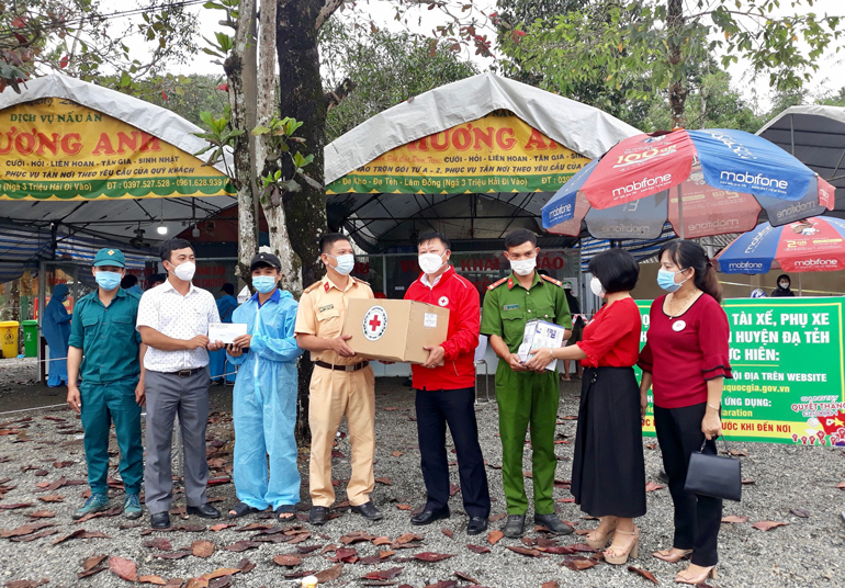 Hội Chữ thập đỏ tỉnh thăm, tặng quà và phương tiện phòng dịch Covid-19 cho 2 chốt tại Đạ Tẻh