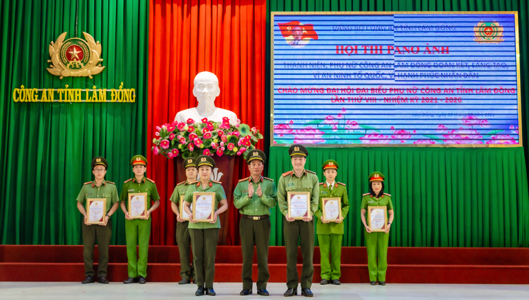 Đại tá Lê Hồng Phong - Uỷ viên Ban Thường vụ Tỉnh uỷ, Phó Giám đốc Công an tỉnh, Trưởng ban tổ chức hội thi trao giải cho các đội đạt giải nhất và nhì