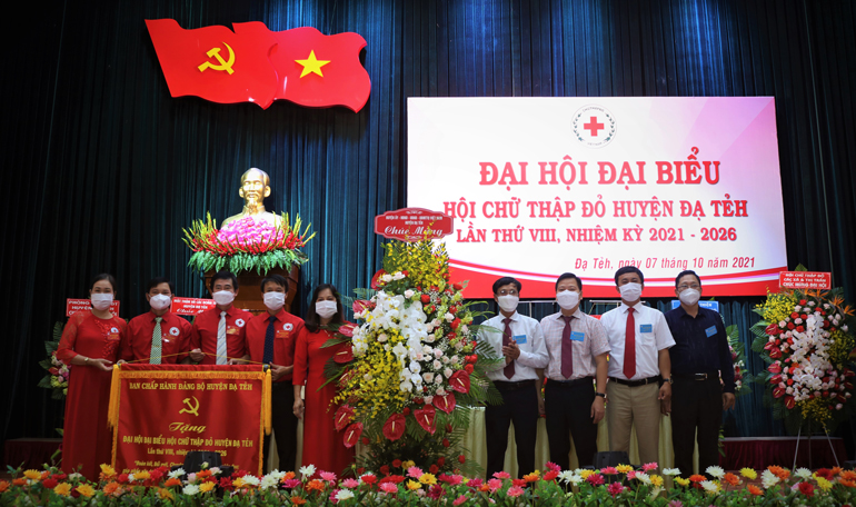 Huyện ủy Đạ Tẻh tặng hoa và bức trướng chúc mừng Đại hội