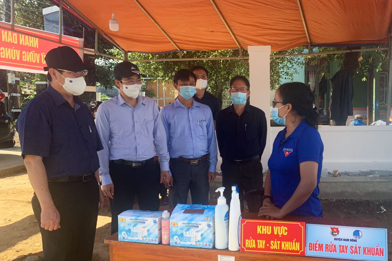 Đồng chí Trần Đình Văn - Phó Bí thư Thường trực Tỉnh ủy, Trưởng đoàn ĐBQH tỉnh Lâm Đồng kiểm tra công tác chống dịch tại huyện vùng sâu Đam Rông