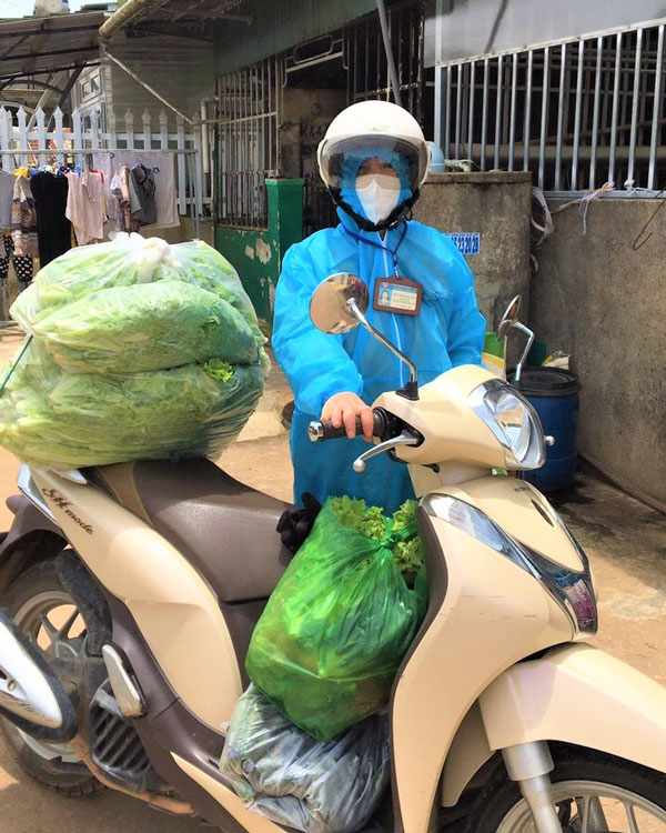 Mang rau hỗ trợ đến nhà người dân trong những ngày phong tỏa