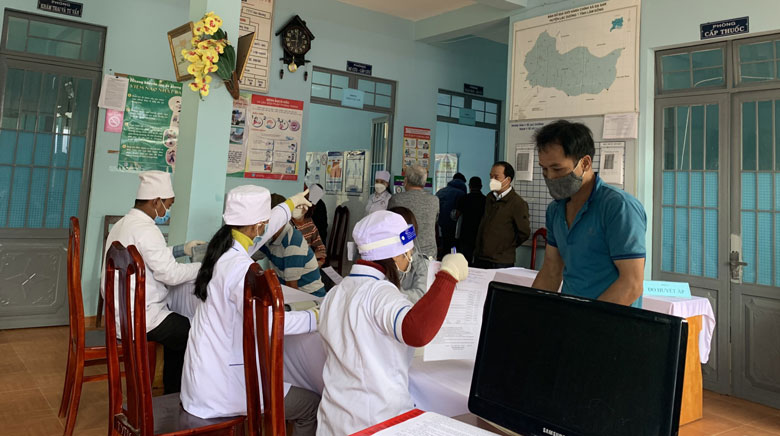 Lạc Dương: Tiêm vắc xin phòng Covid-19 cho 100% người dân trong độ tuổi 18 - 59