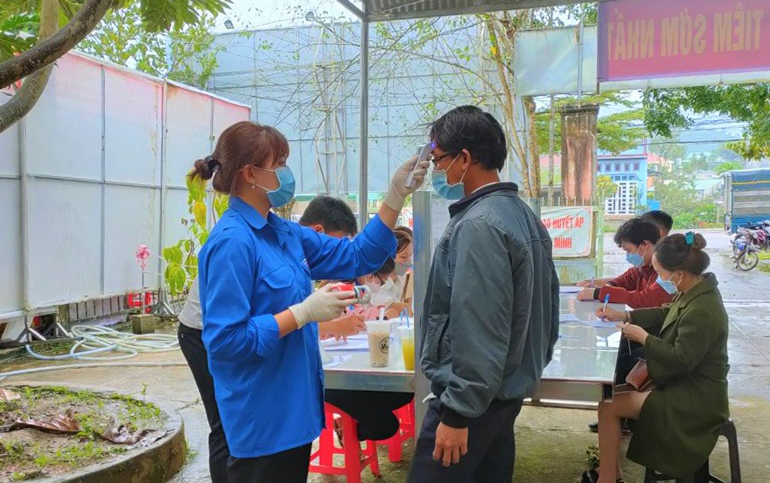 Bảo Lộc: Huy động hơn 250 thanh niên hỗ trợ tiêm vắc xin phòng Covid - 19 cho người dân