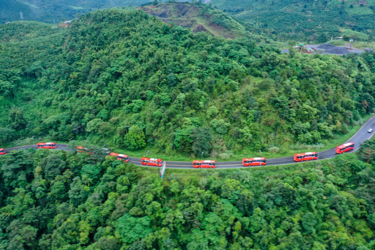 Đoàn xe khách Phương Trang đón công dân từ TP Hồ Chí Minh và các tỉnh miền Đông, miền Tây Nam Bộ qua đèo Bảo Lộc (Ảnh Phạm Tiến Đạt)