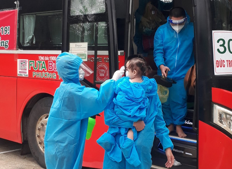 Các công dân Đức Trọng được đón về các khu cách ly trên địa bàn