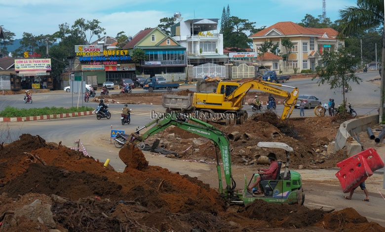 Các nút giao thông ngã 5 Kim Cúc, nút giao Hải Thượng - Ba tháng Hai, nút giao Trần Phú - Bà Triệu - Đào Duy Từ; vòng xoay Ngã 5 Đại học và nút giao thông Hùng Vương - Trần Quý Cáp sẽ được mở rộng, nâng cấp và lắp đặt hệ thống đèn tín hiệu giao thông