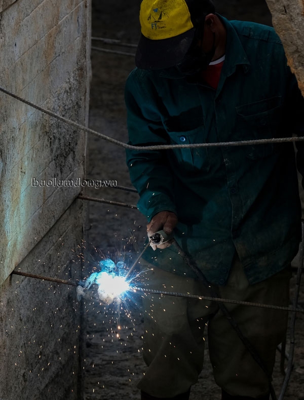 Công nhân thi công các hạng mục gia cố vỉa hè từ nút giao thông Kim Cúc xuống Quảng trường Lâm Viên. Hiện, tuyến đường này cũng đã hoàn tất xong việc gia cố, các nhà thầu đang cho đổ đá, lu rèn mặt đường, hoàn tất lắp đặt hệ thống thoát nước hai bên đường