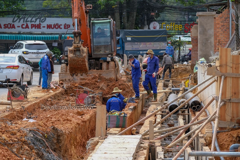 Công nhân các đơn vị hối hả thi công công trình mở rộng nút giao thông trọng điểm. Do tình hình dịch Covid-19 diễn biến phức tạp, các công nhân thường xuyên được nhắc nhở đeo khẩu trang khi làm việc