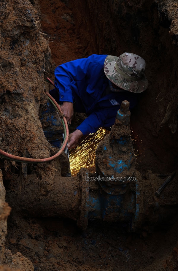 Công nhân Công ty cấp thoát nước Lâm Đồng phối hợp với các đơn vị di dời, sửa chữa lại hầu hết hệ thống thoát nước tại các nút giao thông nâng cấp, mở rộng. UBND tỉnh yêu cầu các gói thầu của từng dự án phải thi công gấp rút, cơ bản hoàn thành tới ngày 31/10