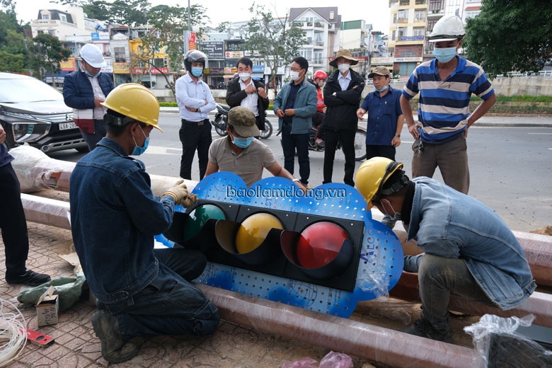 Trong ngày 5/10, Ban Quản lý dự án đầu tư xây dựng TP Đà Lạt cùng với các đơn vị nhà thầu đã lắp đặt thử nghiệm hai cột đèn tín hiệu giao thông đầu tiên trên địa bàn thành phố tại nút giao thông Hoàng Văn Thụ - Ba tháng Hai