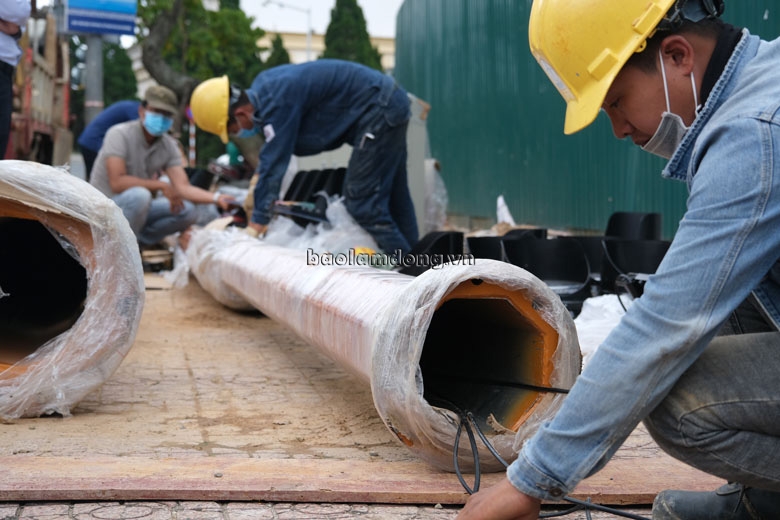 Theo Ban Quản lý dự án đầu tư xây dựng TP Đà Lạt, đơn vị thầu gói lắp đặt đèn tín hiệu giao thông tại TP Hồ Chí Minh sẽ cử các kỹ thuật viên lên TP Đà Lạt vào ngày 10/10. Sau thời gian cách ly y tế 7 ngày (đối với người tiêm 2 mũi vắc xin), đơn vị lắp đặt sẽ tiến hành vận hành thử nghiệm hệ thống đèn tín hiệu giao thông tại đây. Dự kiến, tới ngày 31/10, toàn bộ các nút giao thông sẽ được lắp đặt, vận hành thử nghiệm đèn tín hiệu giao thông