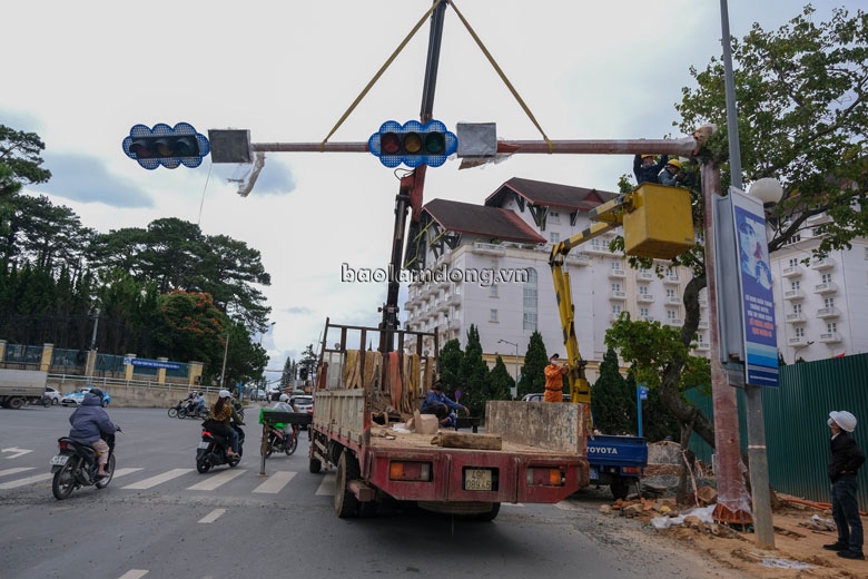 Theo dự án được UBND tỉnh phê duyệt, đèn tín hiệu giao thông sẽ được lắp đặt tại 7 nút giao thông trên địa bàn TP Đà Lạt, gồm: Nút giao thông Kim Cúc, nút giao thông Hải Thượng - Ba tháng Hai, nút giao Hoàng Văn Thụ - Ba tháng Hai, nút giao Phan Chu Trinh, nút Trần Phú - Bà Triệu - Đào Duy Từ, nút giao thông Ngã 5 Đại học và nút giao thông Hùng Vương - Trần Quý Cáp