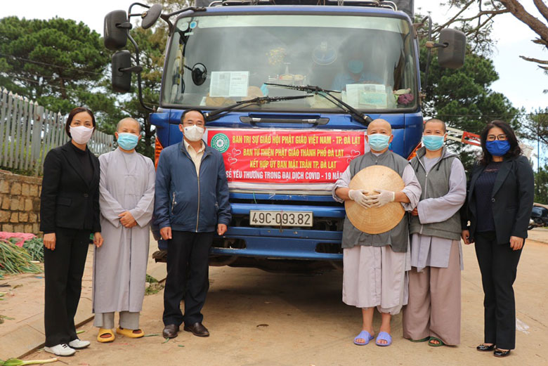 Những chuyến xe nông sản yêu thương xuyên ngày đêm gửi tặng người dân thành phố Hồ Chí Minh và các tỉnh phía Nam