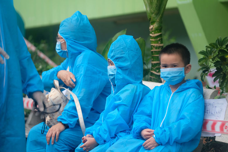 Nhiều em nhỏ theo cha mẹ về quê