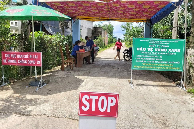Các chốt bảo vệ vùng xanh do chính người dân tham gia thực hiện chống dịch tại huyện Đạ Tẻh. Ảnh: H.Sa