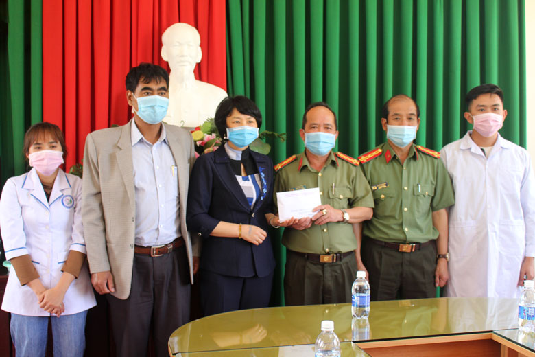 Đồng chí Phạm Thị Phúc - Trưởng Ban Dân vận Tỉnh ủy cùng đoàn công tác trao hỗ trợ 144 triệu đồng cho lực lượng làm nhiệm vụ phòng chống Covid-19 tại Trung tâm huấn luyện và bồi dưỡng nghiệp vụ Công an tỉnh