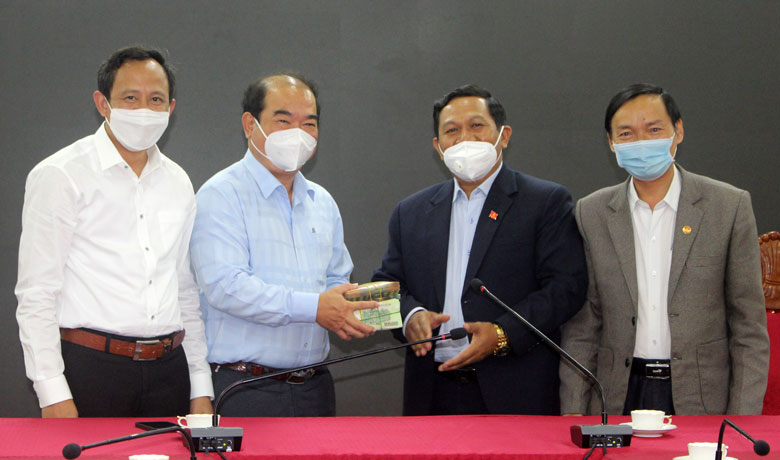 Đồng chí K’Mák - Ủy viên Ban Thường vụ Tỉnh ủy, Phó Chủ tịch Thường trực HĐND tỉnh cùng đoàn đến thăm hỏi, động viên, hỗ trợ tiền mặt 200 triệu cho huyện Đơn Dương