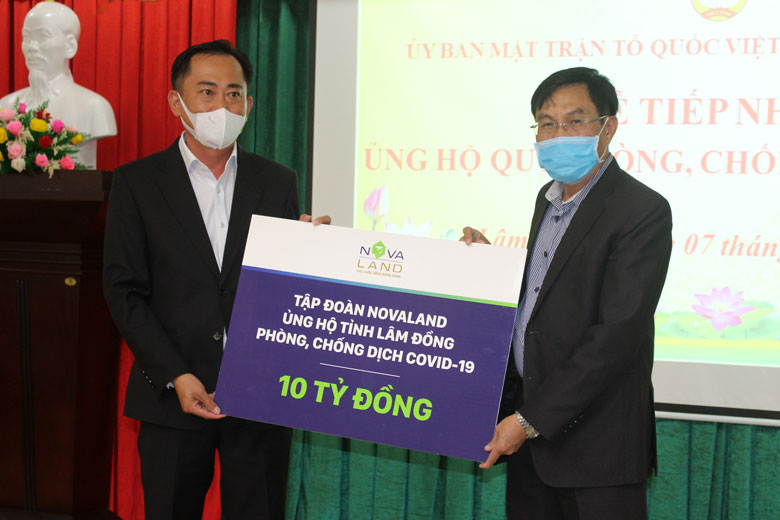 Lời hiệu triệu của Tổng Bí thư, Chủ tịch nước, UBMTTQ các cấp kêu gọi toàn dân chung tay ủng hộ công tác phòng chống dịch đã ngay lập tức nhận được sự đồng tình, ủng hộ bằng tình cảm, trách nhiệm của các doanh nghiệp, tập đoàn. (trong ảnh: Tập đoàn Novoland ủng hộ 10 tỷ cho Lâm Đồng)