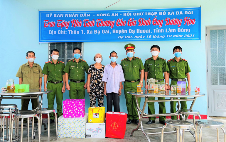 Đạ Huoai: Xây nhà tình thương tặng hộ nghèo
