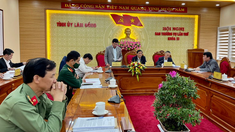 Đồng chí Trần Đình Văn - Phó Bí thư Thường trực Tỉnh ủy phát biểu tại hội nghị
