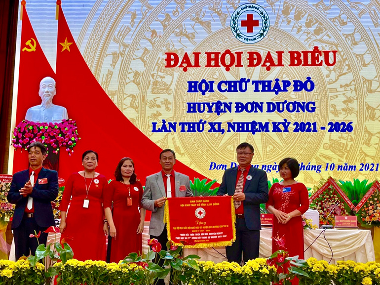Ông Đỗ Hoàng Tuấn – Chủ tịch Hội CTĐ tỉnh trao tặng Đại hội bức trướng mang thông điệp: “Đoàn kết, thân thiện, sáng tạo, chuyên nghiệp, phát huy vai trò nòng cốt trong sự nghiệp nhân đạo”