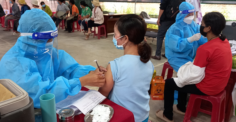 Người dân Lâm Hà phấn khởi và tin tưởng vì được tiêm vắc xin phòng Covid -19 toàn dân