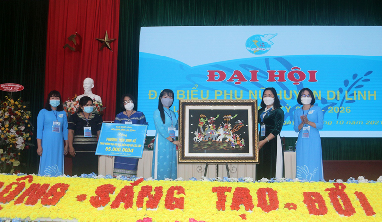 Hội LHPN tỉnh tặng bức tranh “Hai Bà Trưng cưỡi voi” và phương tiện sinh kế “Chào mừng Đại hội đại biểu các cấp” cho Đại hội