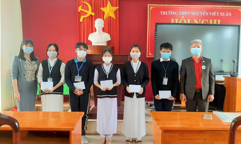 Di Linh: Tặng quà cho 52 học sinh nghèo vượt khó bị ảnh hưởng bởi dịch Covid – 19