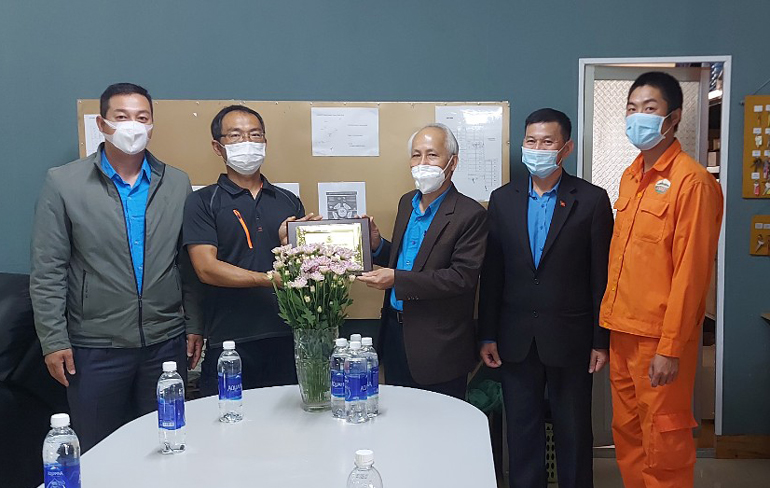 Tặng quà hàng trăm doanh nghiệp và người lao động