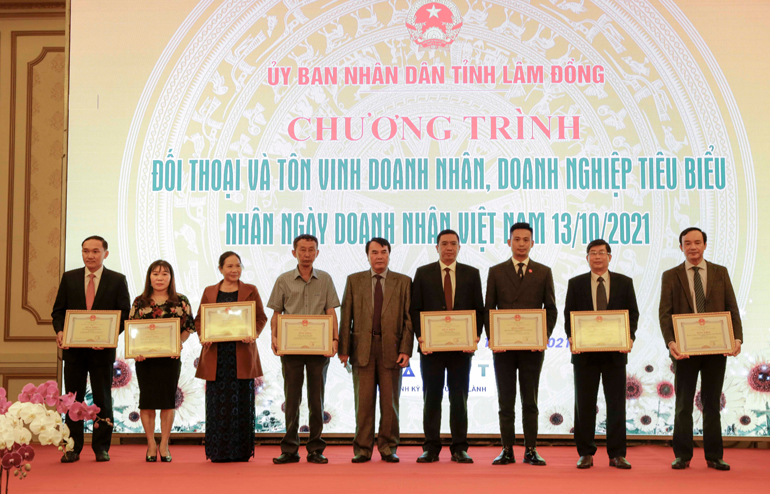 Phó Chủ tịch UBND tỉnh Phạm S trao Bằng khen của UBND tỉnh cho các doanh nghiệp tiêu biểu