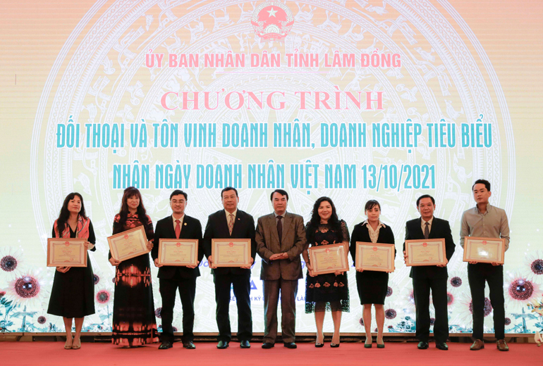 Phó Chủ tịch UBND tỉnh Phạm S trao Bằng khen của UBND tỉnh cho các doanh nhân tiêu biểu