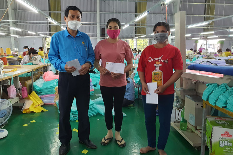 Tặng quà cho công nhân có hoàn cảnh khó khăn