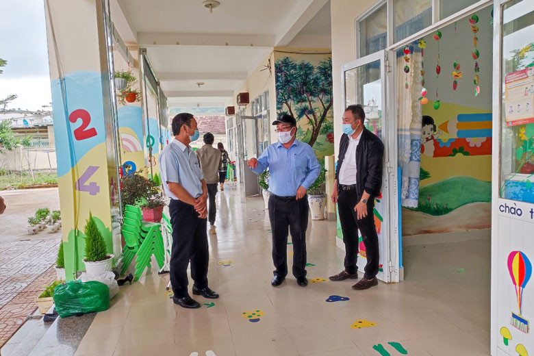 Bí thư Huyện ủy Đức Trọng thăm, tặng quà các khu cách ly tập trung trên địa bàn