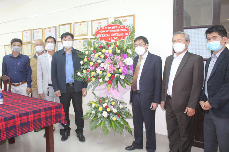 Tặng hoa chúc mừng Hiệp hội Hoa Đà Lạt nhân Ngày Doanh nhân Việt Nam 13/10