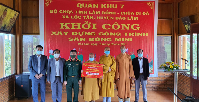 Bộ tư lệnh Quân khu 7 hỗ trợ 500 triệu xây dựng công trình sân bóng đá mini tại Chùa Di Đà