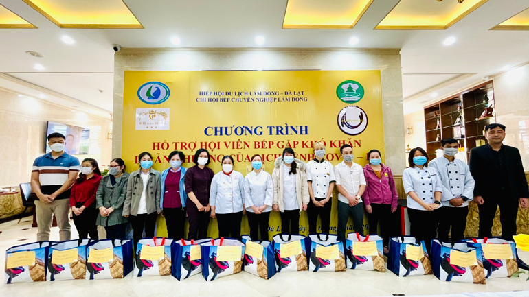 Thêm 27 hội viên bếp được trao quà hỗ trợ Covid-19