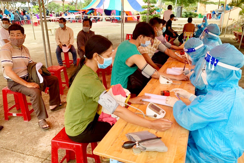 Khám sàng lọc và chỉ định tiêm phòng Covid-19 đúng đối tượng