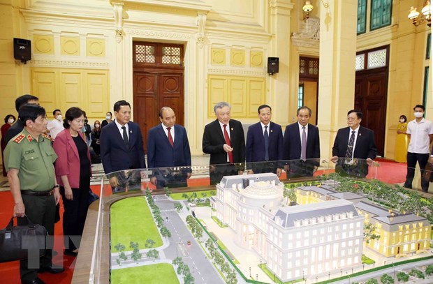Chủ tịch nước Nguyễn Xuân Phúc tham quan mô hình Trụ sở mới của Tòa án Nhân dân Tối cao. (Ảnh: Phạm Kiên/TTXVN)