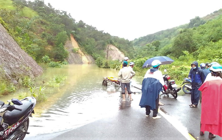 Đạ Huoai: Sạt lở nghiêm trọng khiến đường liên xã Mađaguôi – Đạ Tồn ngập sâu và bị chia cắt hoàn toàn