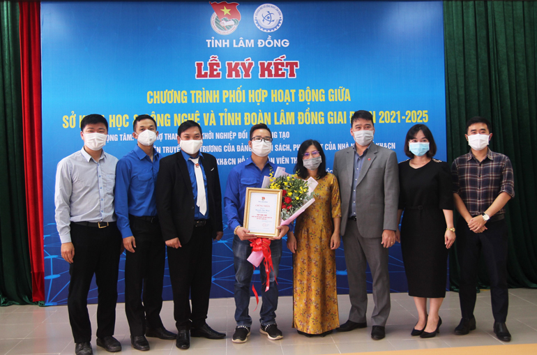 Trao giải cho dự án đạt giải Nhì cuộc thi Cuộc thi Khởi nghiệp đổi mới sáng tạo lần thứ 4 năm 2021