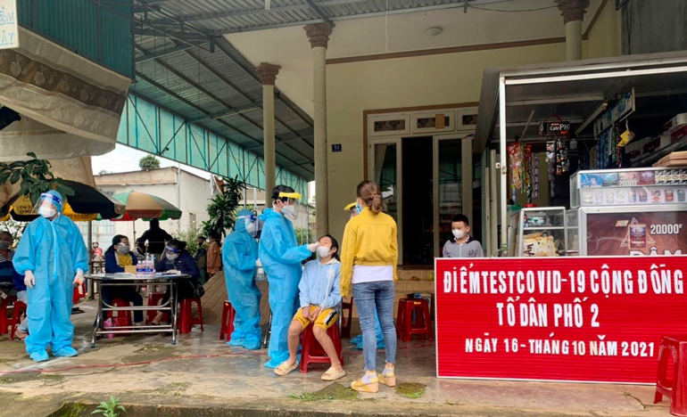 Tập trung lực lượng triển khai xét nghiệm sàng lọc SARS-CoV-2 cộng đồng cho toàn bộ người dân tại địa bàn Thị trấn Liên Nghĩa (Đức Trọng)
