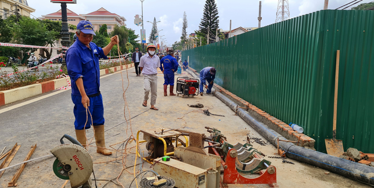 Công nhân khắc phục sự cố bể ống nước do sự cố gây ra