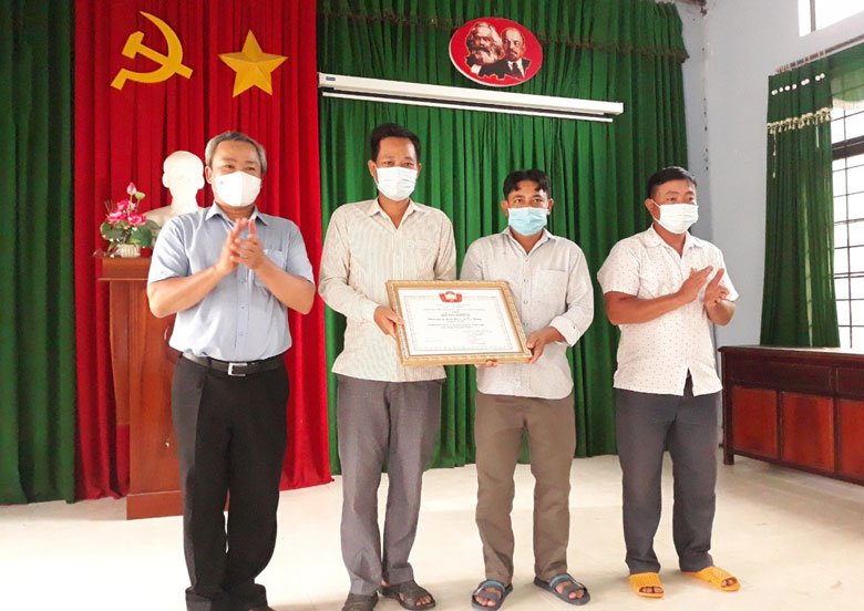 Cát Tiên: Trao bằng khen cho lực lượng phòng chống dịch Covid-19