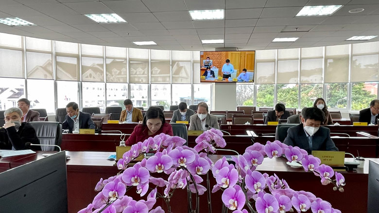 Các thành viên Ban Chỉ đạo và Tổ chuyên môn giúp việc Ban Chỉ đạo phòng chống dịch Covid-19 tỉnh Lâm Đồng tham dự hội nghị