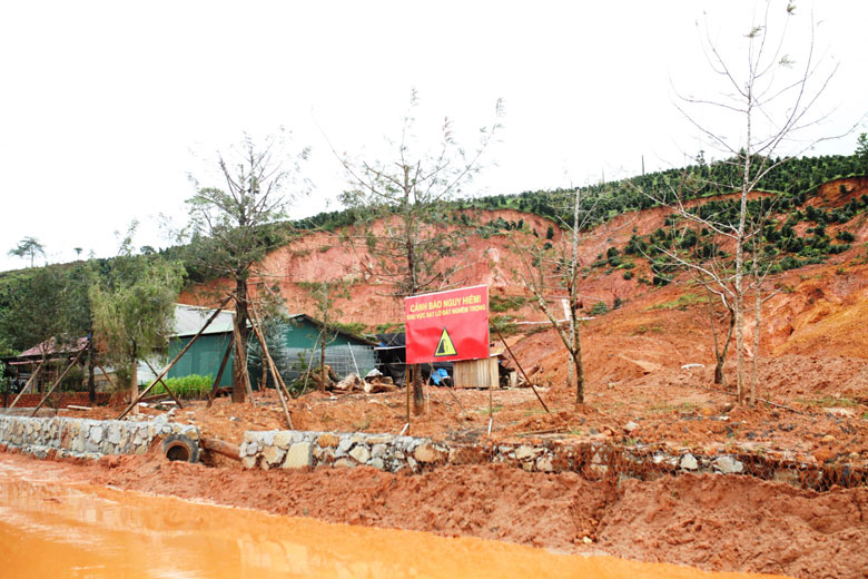 Điểm sạt lở nghiêm trọng tại gia đình ông Thân Ngọc Kiên (thôn Lán Tranh) khiến hơn 2 sào cà phê bị vùi lấp. Chính quyền địa phương đã cắm bảng cảnh báo nguy hiểm tại khu vực này