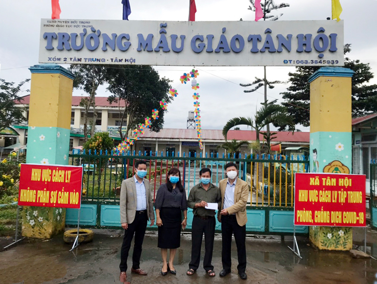 Lãnh đạo ngành giáo dục Lâm Đồng thăm và tặng quà các khu cách ly giáo viên, học sinh