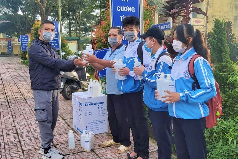 Bảo Lộc: Trao tặng vật dụng y tế và hơn 80 suất học bổng cho học sinh khó khăn