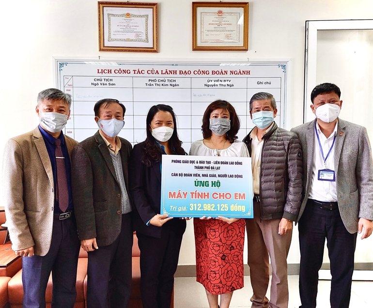 Đà Lạt ủng hộ chương trình ''Máy tính cho em'' trên 300 triệu đồng